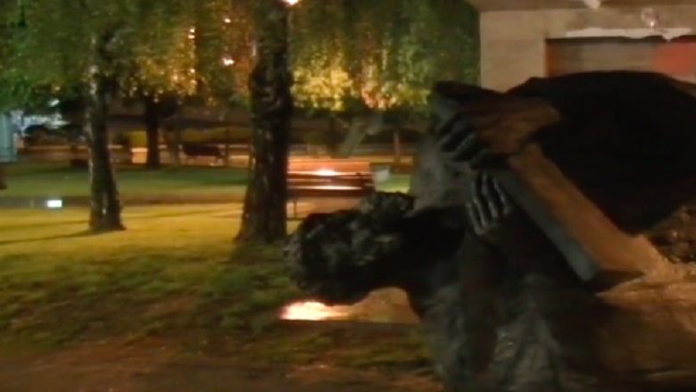 Përmendoret shqiptare arrijnë në Shkup, Bogdani i shtrirë në park (Video)