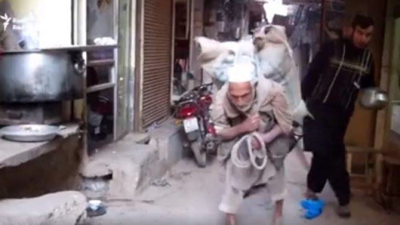 Nëse mendoni se puna juaj është e vështirë, atëherë shikojeni këtë video zemërthyese (Video)