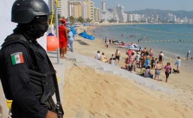 Nëse shkoni për pushime në plazhe të këtij qyteti duhet të bartni revolen me vete (Foto)