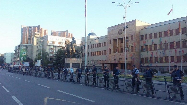 Policia me “rrethojë të dyfishtë nga çeliku” e bllokon hyrjen e Kuvendit