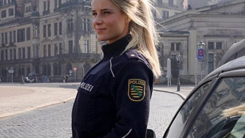 Policja gjermane që po çmend meshkujt në rrjetet sociale me linjat e saj trupore (Foto)