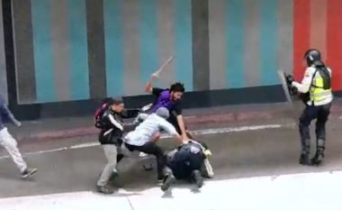 Protestuesit rrahin brutalisht policen me shufra hekuri (Video, +18)