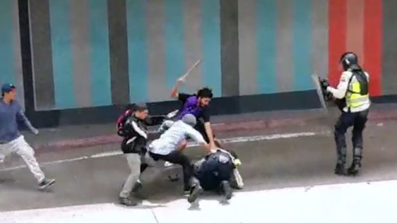 Protestuesit rrahin brutalisht policen me shufra hekuri (Video, +18)