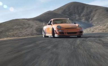 Shikoni Porsche 911 duke lëvizur me shpejtësi dhe ‘elegancë’ nëpër pistë (Video)