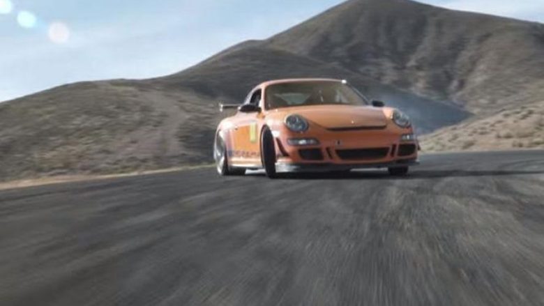 Shikoni Porsche 911 duke lëvizur me shpejtësi dhe ‘elegancë’ nëpër pistë (Video)