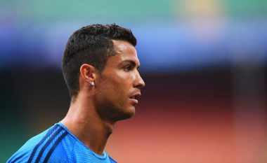 Ja si është veshur CR7 para finales (Foto)