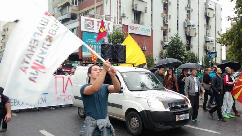 Lirohet i arrestuari në protestat e mbrëmshme të ”Revolucionit Laraman” (Video)