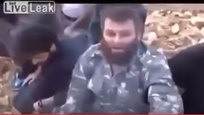 Xhihadistët e ISIS-it qajnë, pasi kapen nga luftëtarët kurdë (Video)