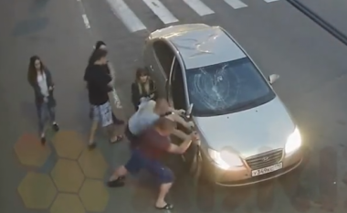 Rambo rus: Qëllohet dy herë me revole, por ai vazhdon të rrahet me dy burrat (Video, +16)