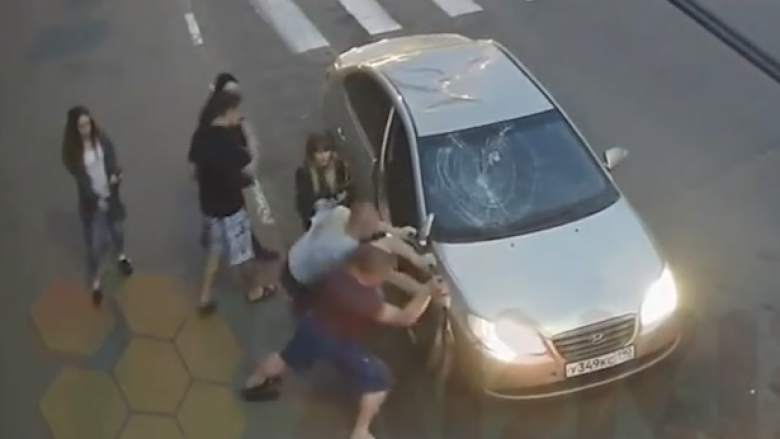 Rambo rus: Qëllohet dy herë me revole, por ai vazhdon të rrahet me dy burrat (Video, +16)