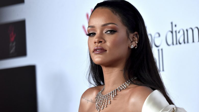 Ekspozimi i gjoksit pa jelekë, të pasmet në plan të parë – pjesë e koncertit të Rihannas (Foto)