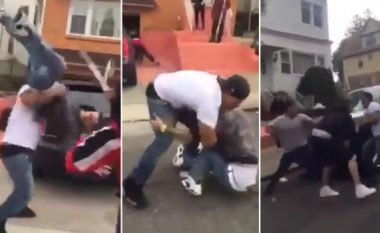 Momenti kur një burrë i fuqishëm si përbindësh, rrah brutalisht disa persona pa e ndihmuar askush (Video, +18)