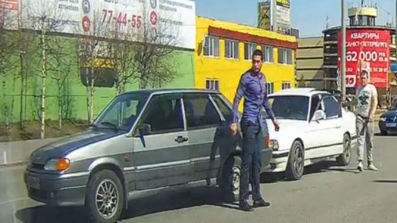 Shoferët e veturave dolën në rrugë për të qëruar hesapet, por në ato momente dikush ua ndërron mendjen (Video)