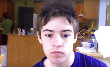 Ky djalosh ka bërë selfie çdo ditë për tetë vite, shikoni rezultatet mbresëlënëse (Foto/Video)