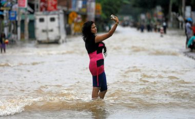 Selfie në fatkeqësi natyrore: Në këtë vend përmbytjet argëtojnë njerëzit (Foto)