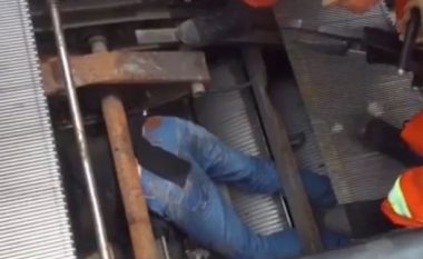 Shpëton mrekullisht mjeshtri që ishte gëlltitur nga shkallët lëvizëse (Foto/Video)