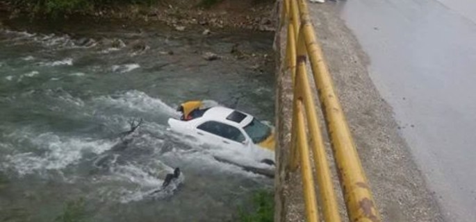 Shkupjani ''noton'' me taxi në lumin Radika në Dibër (Foto)