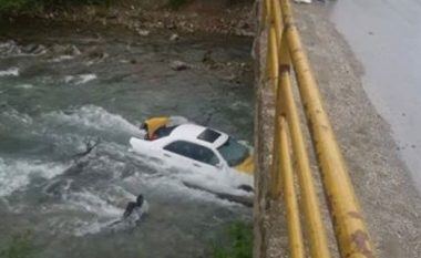 Shkupjani ”noton” me taxi në lumin Radika në Dibër (Foto)