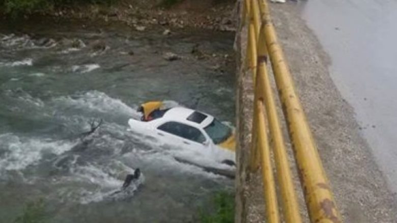 Shkupjani ”noton” me taxi në lumin Radika në Dibër (Foto)