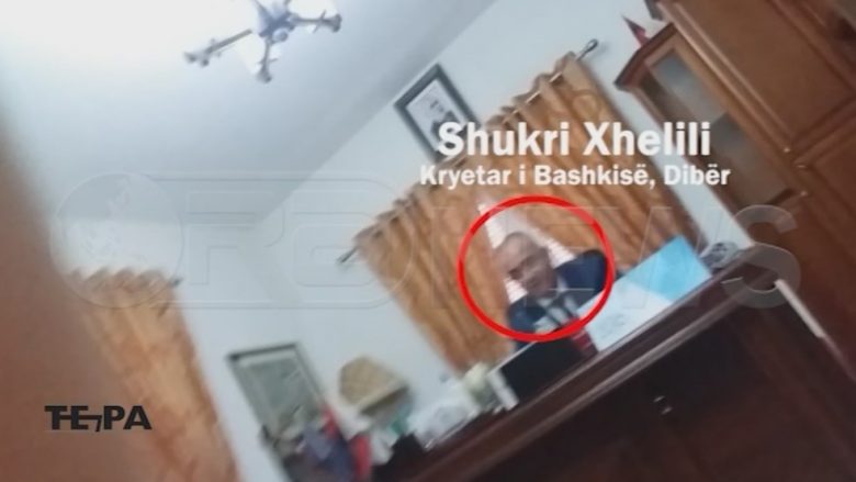 Kryebashkiaku i Dibrës, Shukri Xhelili kërkon favore seksuale (Video)