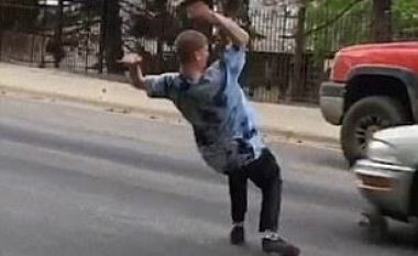 Shikoni momentin rrëqethës, kur një djalosh me skatebord i shpëton vdekjes për një fije floku (Video)