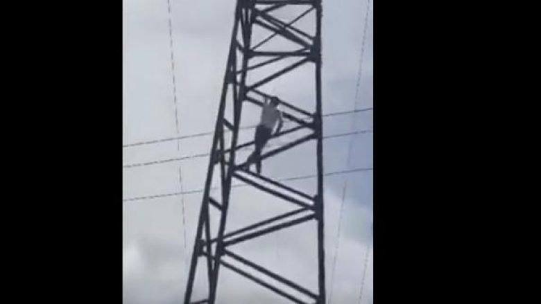 Shqiptari “Spiderman”, ngjitet në një shtyllë për pak sekonda (Video)