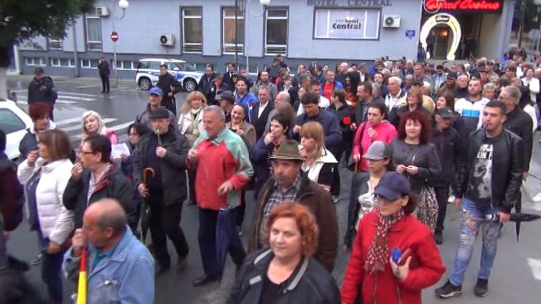 Pengohet incident në Strumicë mes protestuesve dhe kundër-protestuesve (Video)