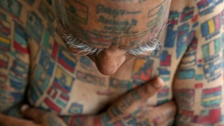 Njihuni me burrin që ka mbi 500 tatuazhe, dhe që ka hequr gjithë dhëmbët për të futur në gojë 500 pipza dhe 50 qirinj (Foto/Video)