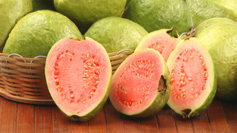 The-10-Things-That-Will-Happen-to-Your-Body-When-You-Start-Eating-Guava-830x450