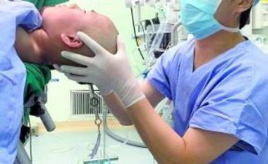 12-vjeçarja arrin në spital me një thikë në kokë (Foto)