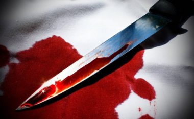 Kushërinjtë i ‘zgjidhin’ problemet familjare me thika