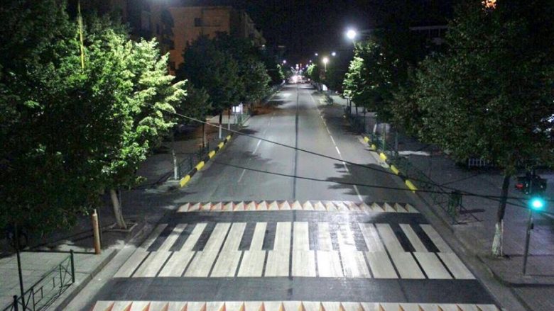 Zebra kreative në një rrugë të Tiranës (Foto)