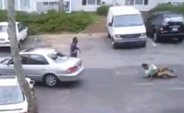Nuk ngopet që ia mori të dashurin, por edhe e shkelë me veturë (Video, +18)