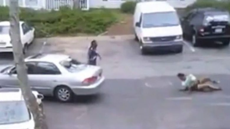 Nuk ngopet që ia mori të dashurin, por edhe e shkelë me veturë (Video, +18)