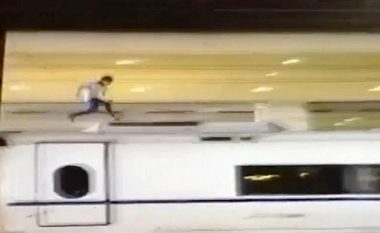 Momenti kur përfundon i vdekur burri që vraponte mbi tren (Video, +18)