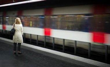 Viktima e dhunës seksuale hidhet para trenit, teksa gjithçka transmetohej në internet