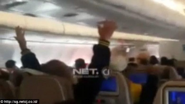 Nga turbulenca lëndohen 32 pasagjerë dhe dëmtohet aeroplani (Foto/Video)
