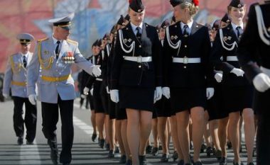 Minifund dhe mitraloz: Këto janë uniformat me të cilat marshojnë femrat në ushtri në mbarë botën (Foto)