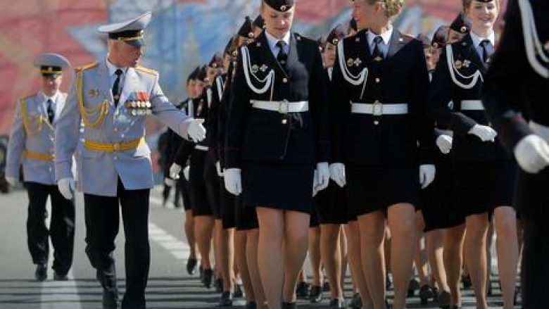 Minifund dhe mitraloz: Këto janë uniformat me të cilat marshojnë femrat në ushtri në mbarë botën (Foto)