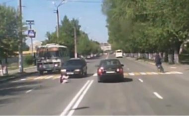 Godet me veturë vajzën që kalonte në vija të bardha, por shikoni çfarë i ndodhë shoferi (Video, +18)