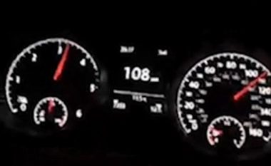 Regjistron vozitjen me njërën dorë, teksa lëvizë mbi 170 km/h (Video)