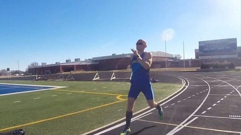 Thyen rekordin në vrapimin më të shpejtë së prapthi (Video)