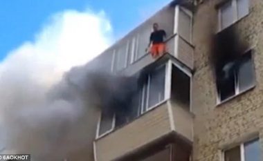 Familjarët hidhen nga ballkoni i banesës që ishte përfshirë nga flaka (Video)