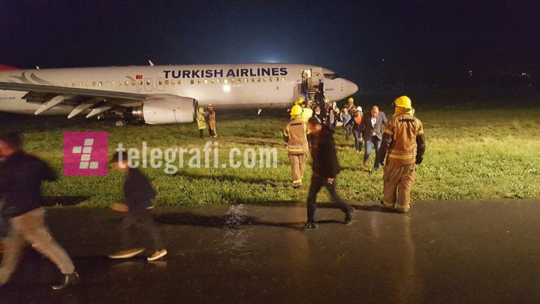 Del nga pista një aeroplan në Aeroportin e Prishtinës – mbyllet aeroporti (Foto)