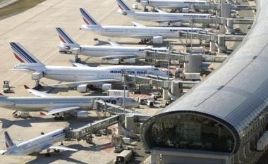 Aeroporti parisien i “Roissy” nën mbikëqyrje për detektimin e punonjësve të radikalizuar