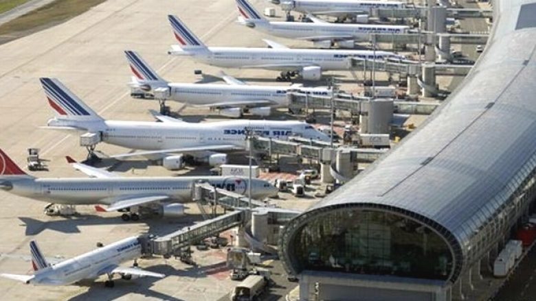 Aeroporti parisien i “Roissy” nën mbikëqyrje për detektimin e punonjësve të radikalizuar