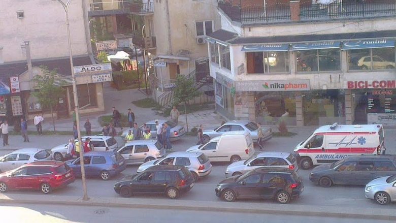 Përplasje e lehtë, ndërmjet tri veturave në Prishtinë (Foto)