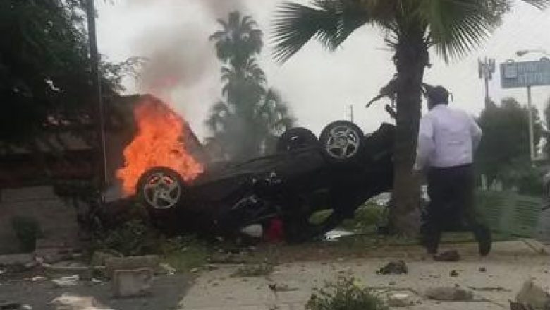 Shpëtoi shoferin nga vetura që digjej, pasi u sigurua se gjithçka po xhirohet! (Video)