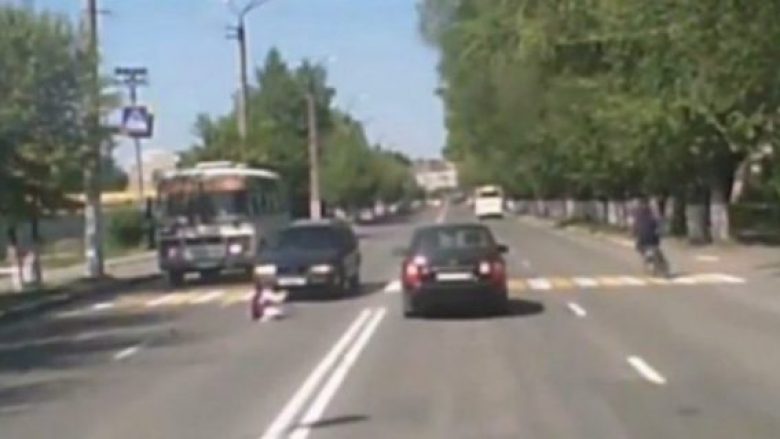 Përplas vogëlushen mbi vijat e bardha, ja çfarë i ndodhi shoferit (Video)