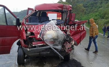 Aksidenti i rëndë në Fier, shoferi vdiq për ndihmë! (Foto/Video)